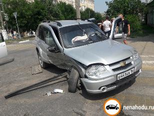 Битый автомобиль Chevrolet Niva